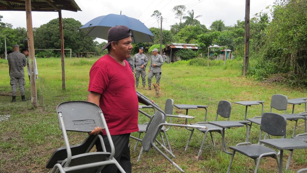 Entrega de pupitres fabricados con material reciclado benefició a estudiantes del Amazonas