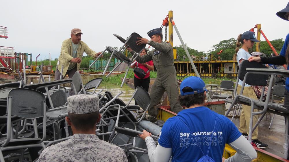 “Pupitres para el Amazonas”: compromiso con la educación en la selva colombiana “Pupitres para el Amazonas”: compromiso con la educación en la selva colombiana