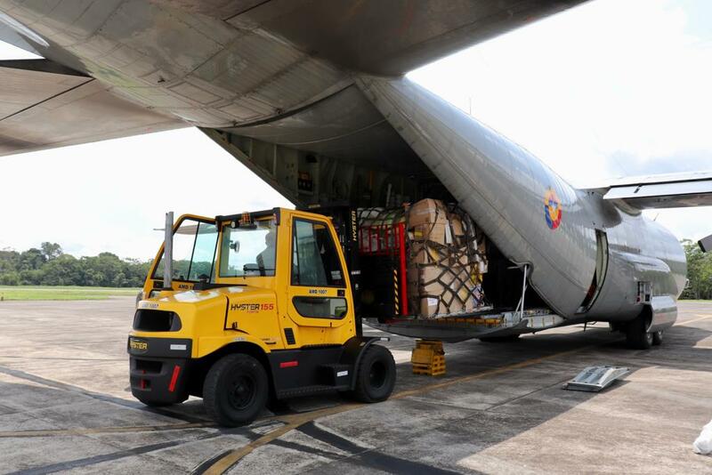 Áreas no municipalizadas del Amazonas reciben kits escolares transportados por su Fuerza Aérea Colombiana