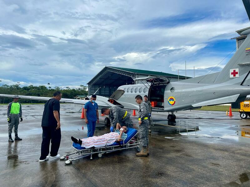 Hombre de la tercera edad recibe apoyo aeromédico en el Amazonas