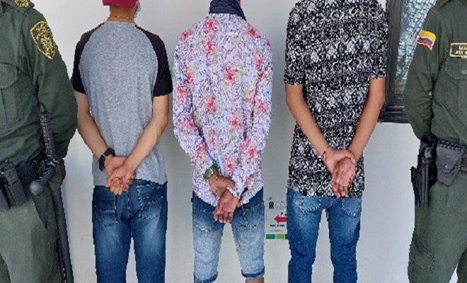 TRES CAPTURADOS EN FLAGRANCIA POR EL DELITO DE HURTO Y LESIONES PERSONALES TRES CAPTURADOS EN FLAGRANCIA POR EL DELITO DE HURTO Y LESIONES PERSONALES