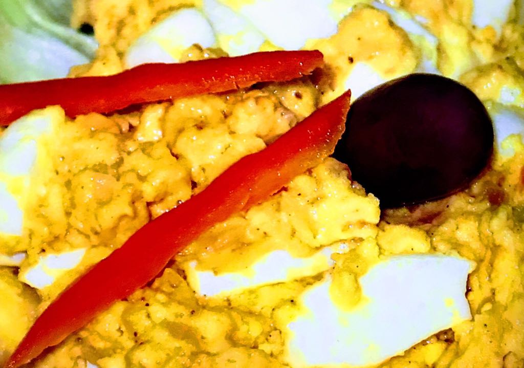 Aji de huevo en un plato