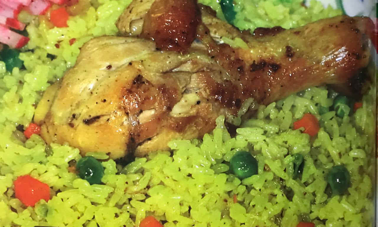 Plato de arroz con una pierna de pollo