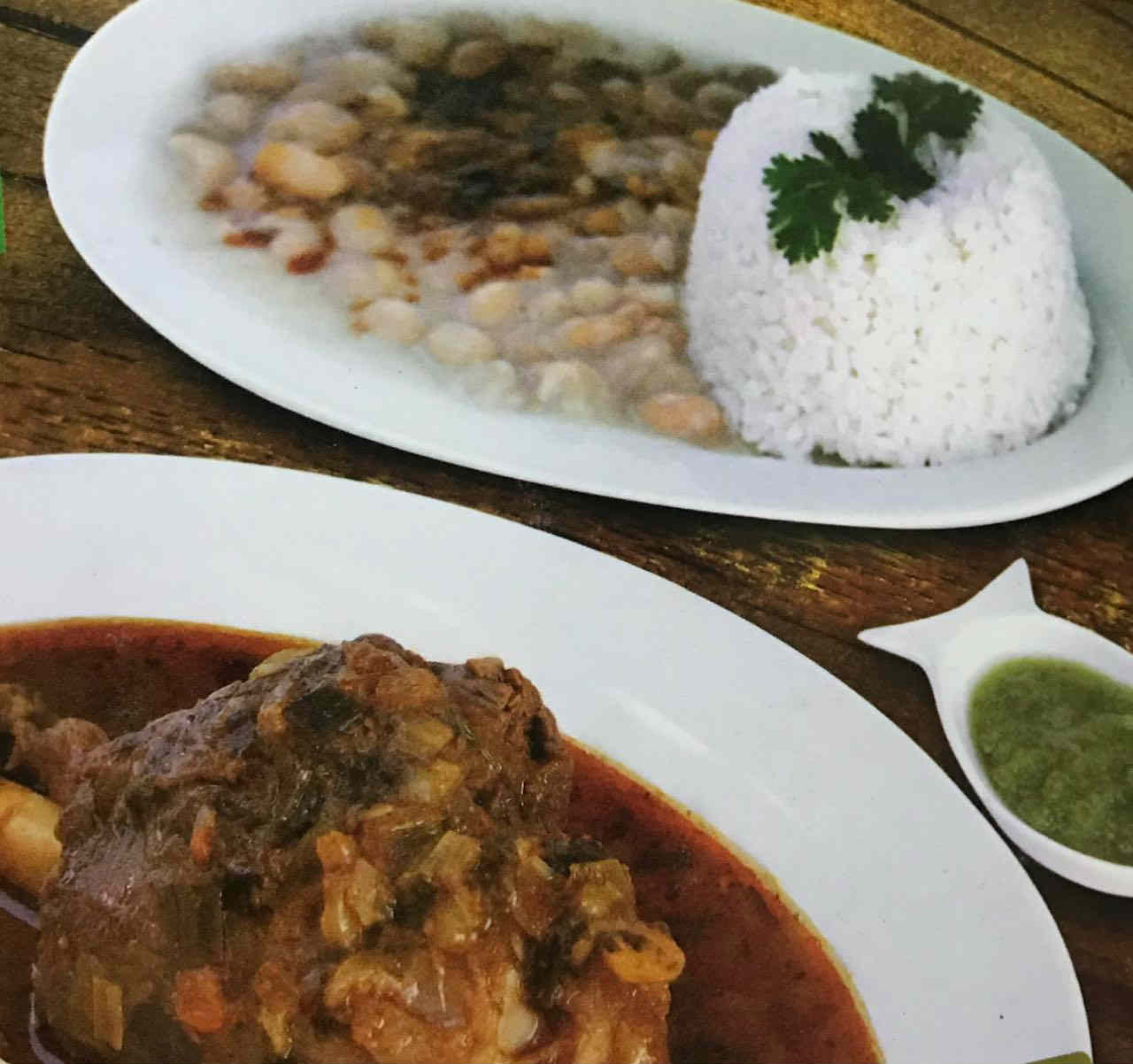 Dos platos de comida servida en una mesa