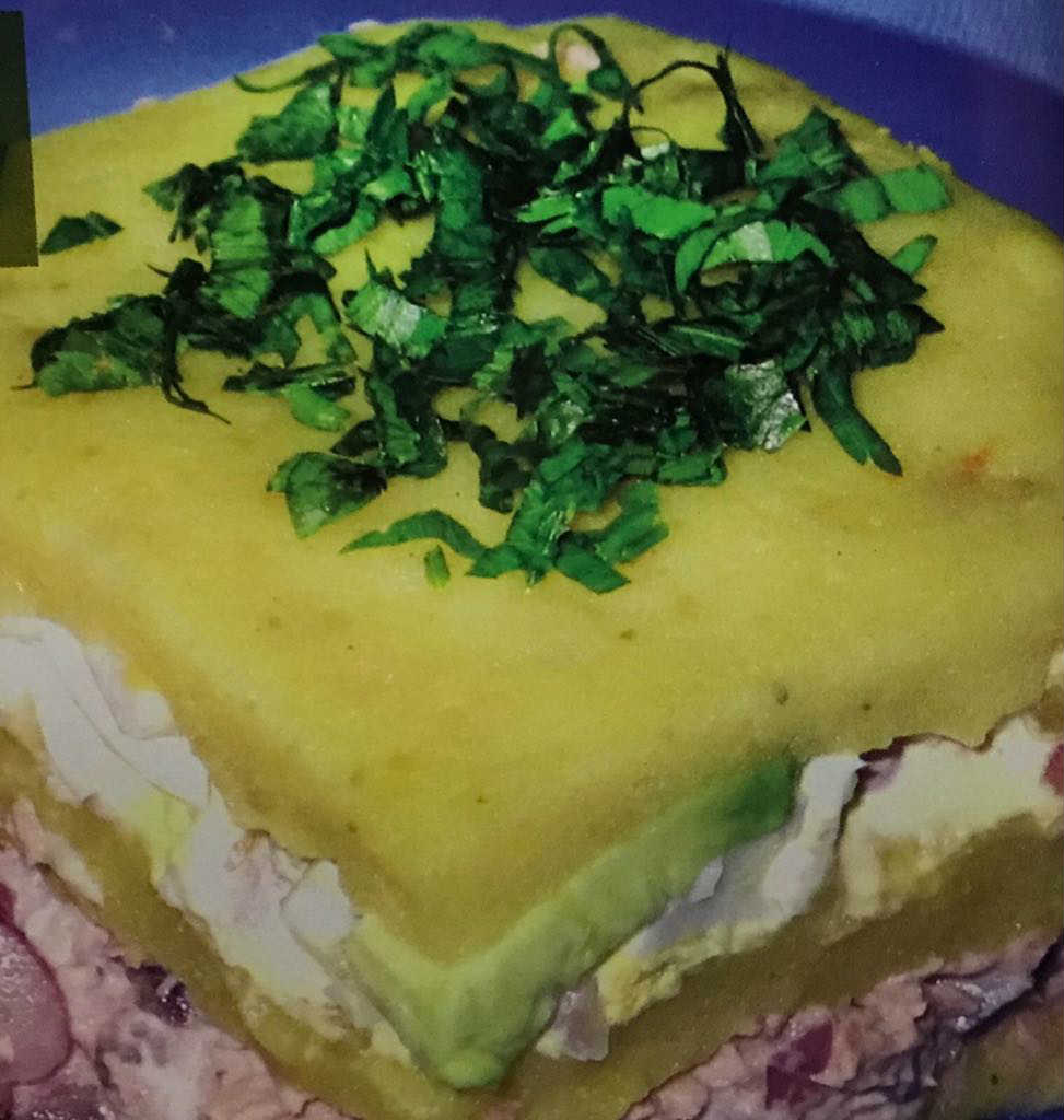 Causa rellena de atun en un plato