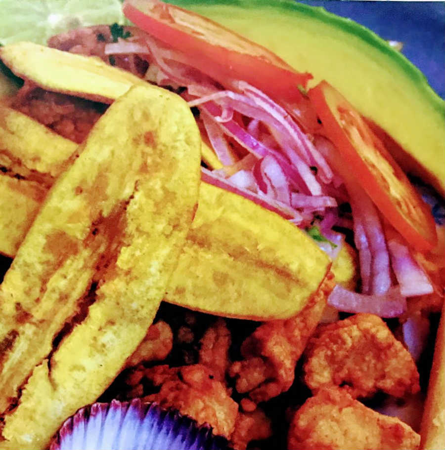 Platanos con pescado frito