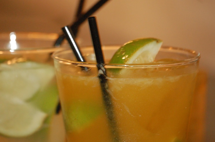 Se trata de un cóctel muy refréscate parecido a la caipiriña Vasos de Caipiroska