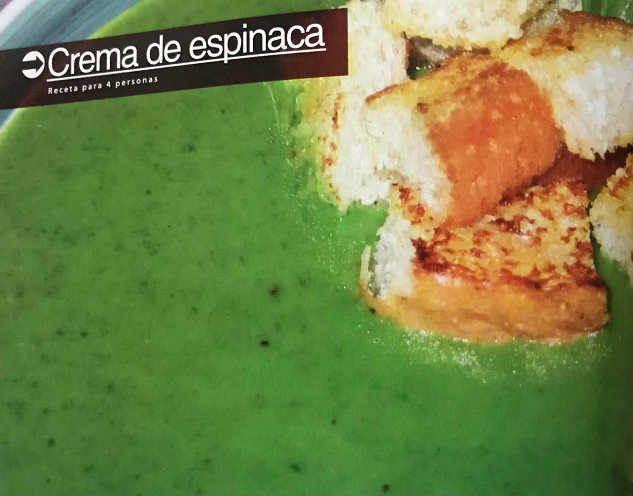 Crema de espinacas en un plato