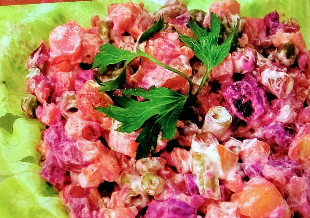 Ensalada con remolacha en un plato