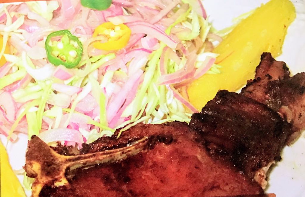 Plato de carne con ensaladas 