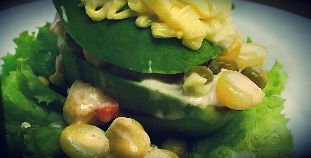 Plato con palta rellena con pollo
