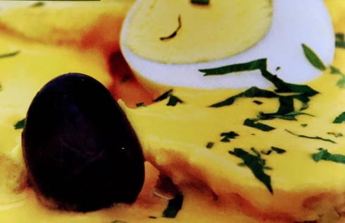 Patros del Peru Papa a la huancaina en un plato