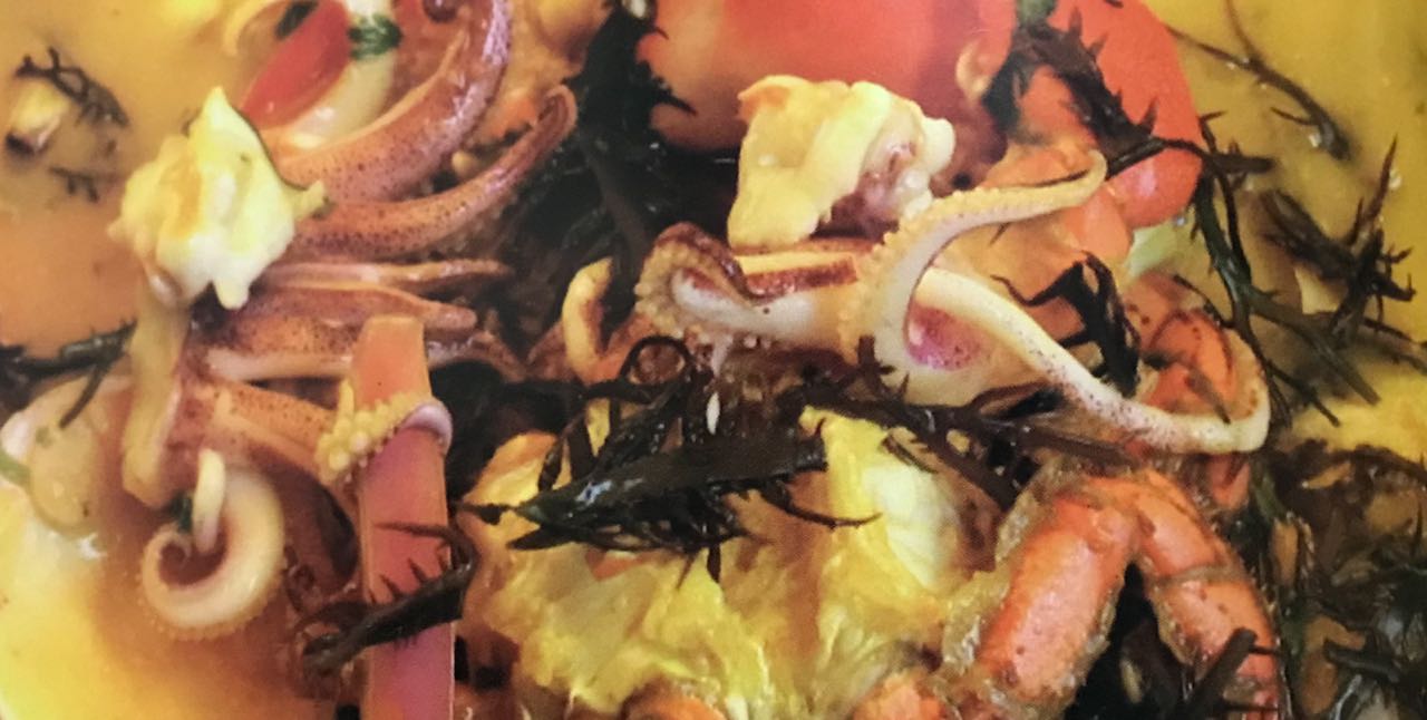 Plato de comida con especies de mar