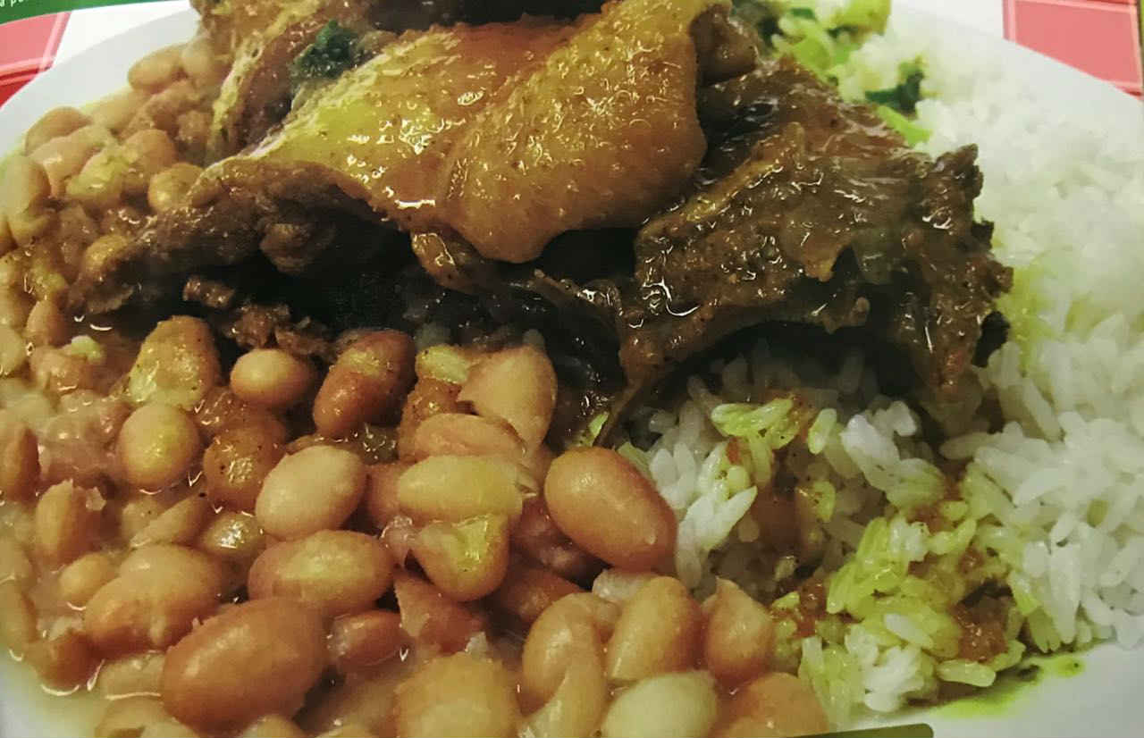 Plato de comida servido en un plato