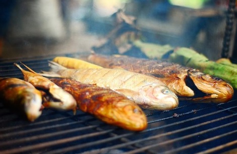 Pescado en la parrilla Pescados asandose