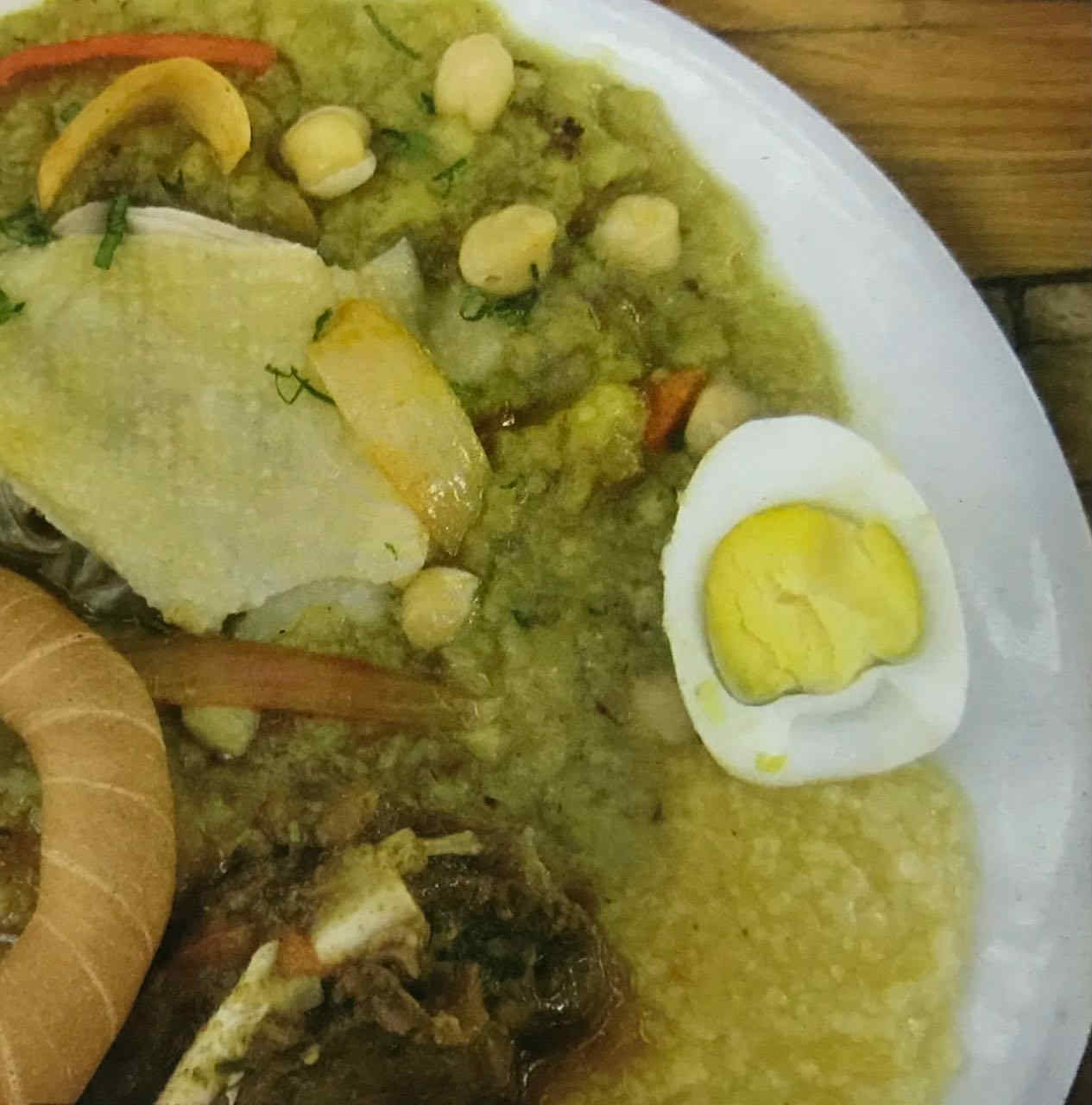 Plato de comida con huevos y gallina