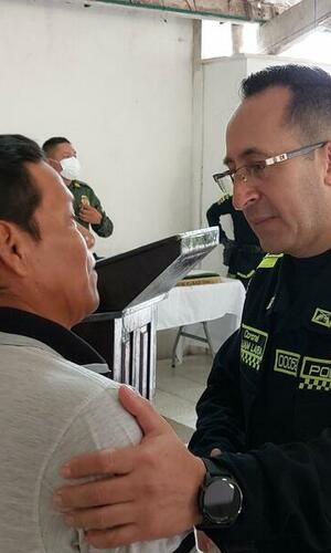 POLICÍA HACE RECONOCIMIENTO A CIUDADANOS QUE BRINDARON AYUDA A UNIFORMADO QUE SUFRIO SINIESTRO VIAL EN SERVICIO
