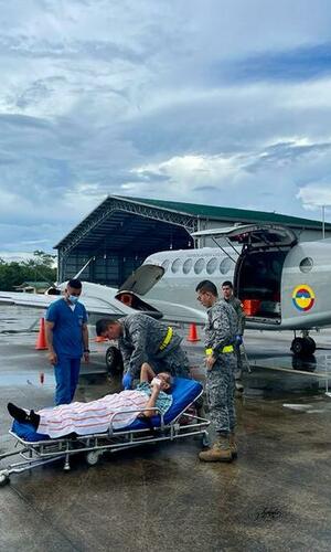 Hombre de la tercera edad recibe apoyo aeromédico en el Amazonas