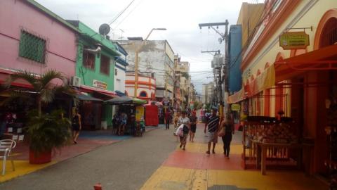 Pessoas andando pelas ruas de manaus