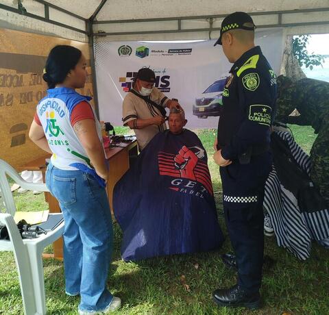 Policía Nacional del Amazonas fortalece la unión con la comunidad a través de jornada social en Puerto Nariño