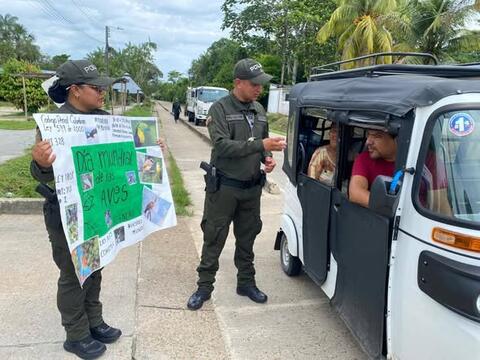 Carabineros  de la Policia Nacional promueven la protección de las aves en el Día Mundial de las Aves