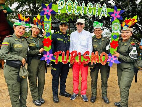 La Policía Nacional dio una bienvenida cultural al crucero Hanseatic en el Puerto Civil de Leticia