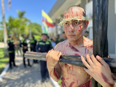 CON NUESTROS AUXILIARES DE POLICÍA, EL COMANDO DEPARTAMENTO DE POLICIAMAZONASY EN COORDINACIÓN DEL CAPELLÁN DE LAS FUERZASMILCOL PRESBÍTERO JUAN CARLO GUAYACÁN, SE REALIZÓ LA REPRESENTACIÓN DEL VIERNES SANTO.
