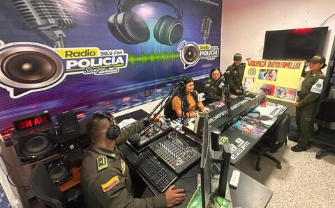Psicóloga de la Comisaría de Familia participa en programa radial para prevenir la violencia intrafamiliar en Leticia