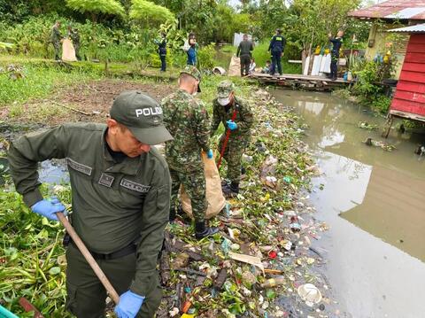 Limpieza de fuentes hídricas en Leticia