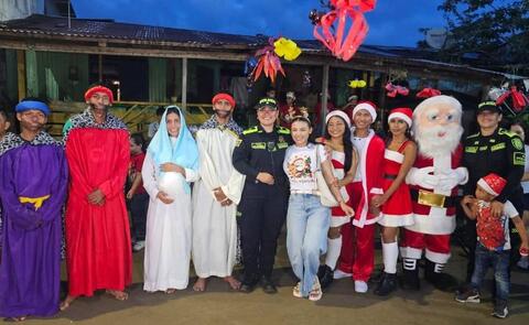 La Policía Nacional en el Amazonas dio apertura a la Ruta Navideña en barrios de Leticia