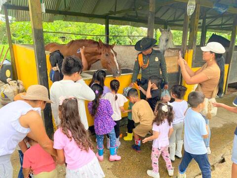 Policía de Carabineros promueve el cuidado de los animales y la protección ambiental con niños del Amazonas