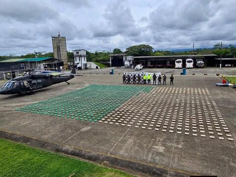 Tropas del ejército y policía incautaron 1640 kilos de marihuana en puerto asís, Putumayo destinado a la frontera con Brasil. Tropas del ejército y policía incautaron 1640 kilos de marihuana en puerto asís, Putumayo destinado a la frontera con Brasil.