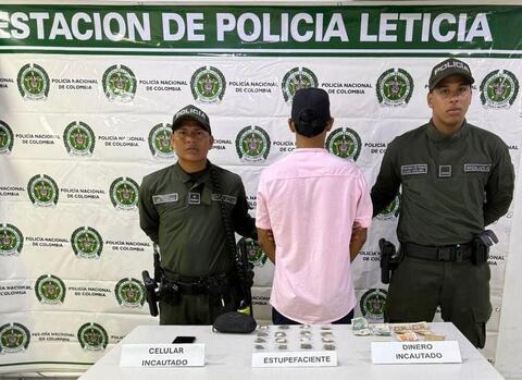 LA POLICÍA EN El AMAZONAS CAPTURAR A CIUDADANO POR TRÁFICO DE ESTUPEFACIENTES EN EL AMAZONAS LA POLICÍA EN El AMAZONAS CAPTURAR A CIUDADANO POR TRÁFICO DE ESTUPEFACIENTES EN EL AMAZONAS