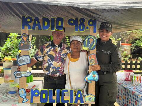 RADIO POLICÍA LETICIA 98.9 FM FORTALECE EL ACERCAMIENTO CON LA COMUNIDAD EN PUERTO NARIÑO RADIO POLICÍA LETICIA 98.9 FM FORTALECE EL ACERCAMIENTO CON LA COMUNIDAD EN PUERTO NARIÑO