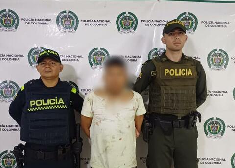 SUJETO FUE SORPRENDIDO HURTANDO AUTOPARTES 