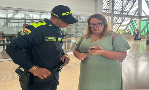La Policía Nacional acompaña a turistas en el Aeropuerto Internacional Alfredo Vásquez Cobo La Policía Nacional acompaña a turistas en el Aeropuerto Internacional Alfredo Vásquez Cobo