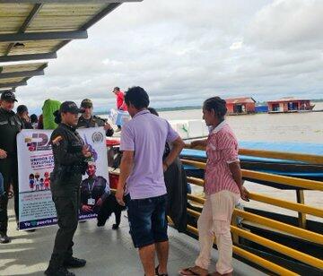 LA ESTACIÓN DE POLICÍA PUERTO NARIÑO, REALIZA CAMPAÑAS CONTRA LA ESCNNA, VERIFICANDO LAS EMBARCACIONES QUE ZARPAN Y SALEN DEL PESEBRE NATURAL DEL MUNDO.