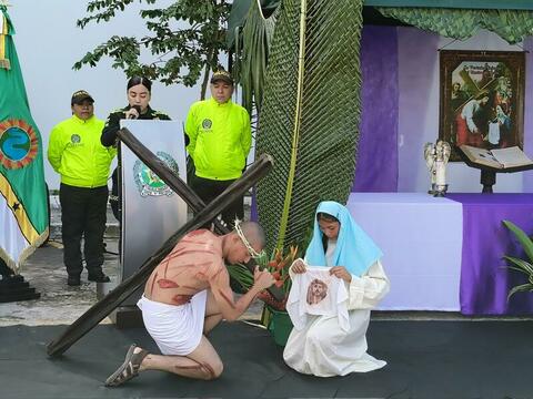 LA POLICÍA AMAZONAS, SIGUE GARANTIZANDO LA TRANQUILIDAD DE LOS FELIGRESES EN LA SEMANA MAYOR. AL IGUAL QUE EN CADA UNO DE LOS DIFERENTES CENTROS RELIGIOSOS, LA POLICÍA NACIONAL, ACOMPAÑÓ EL VIACRUCIS EN LA REPRESENTACIÓN DE LA VI ESTACIÓN.