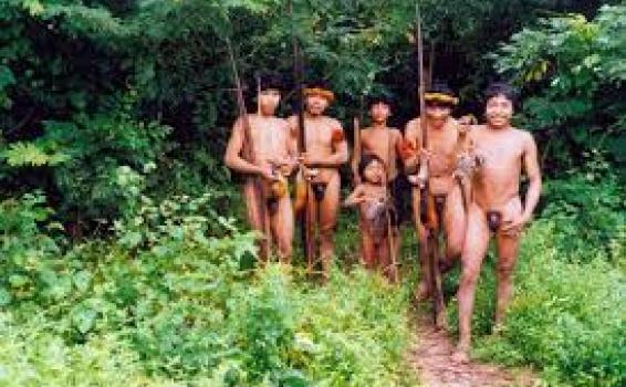 Indigena en la selva