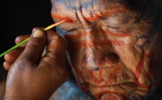 Indigena pintandose la cara