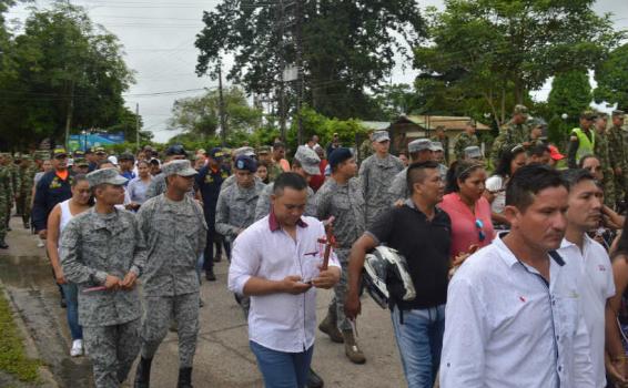 Personas en una marcha en semana santa