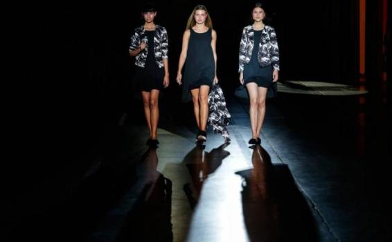 Las principales marcas de ropa y complementos de moda y res mujeres en una pasarela