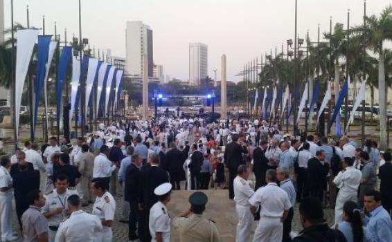 Pesonas en una feria de naval