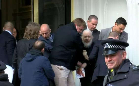 Personas al lado de Julian Assange