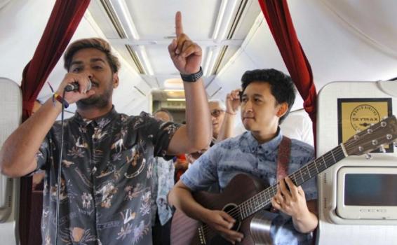 Aerolínea que ofrece conciertos en vivo durante los vuelos Personas en un avion dando un concierto