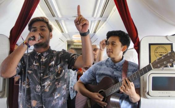 Personas en un avion dando un concierto