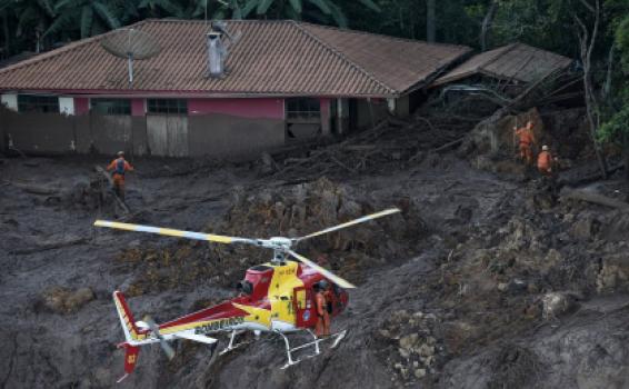 Helicoptero sobrevolando dique minero en la localidad de Brumadinho