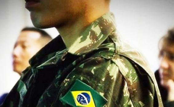 Soldado brasileiro em uniforme do exercito