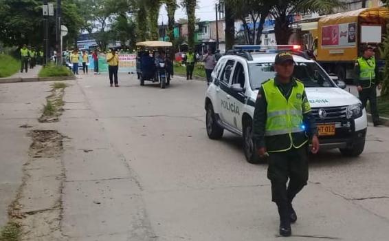 Personas marchando por la avenida internacional de Leticia 