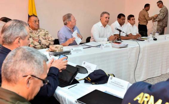 Presidente Duque en reunion en una solon 